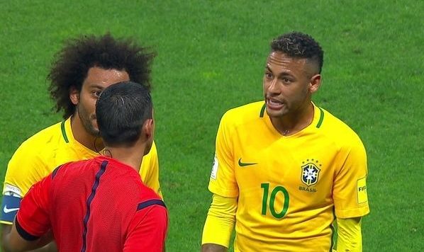 Willian vê boa atuação e Marcelo lamenta suspensão