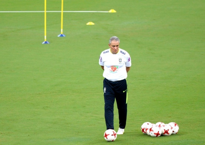 Tite faz teste com Roberto Firmino e Fernandinho