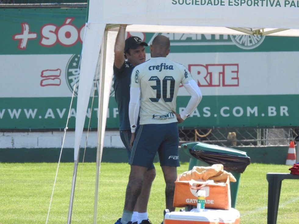 Felipe Melo e Cuca têm rápido papo em treino