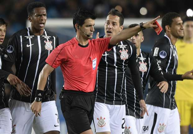 Corinthians perde a cabeça e está fora da Sul-Americana