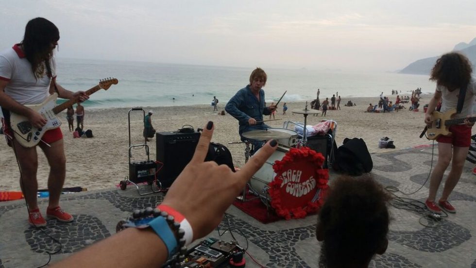 Baterista do ‘The Who’ toca no calçadão da praia