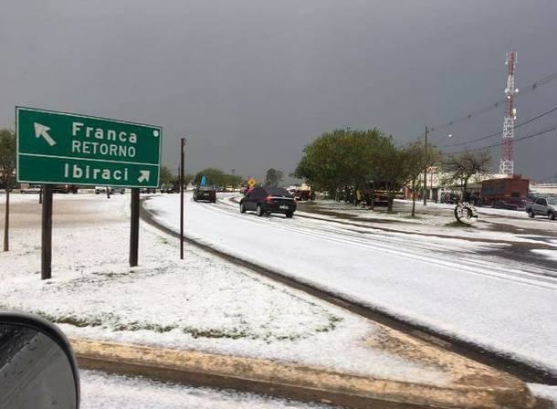 Temporal de granizo deixa paisagem branca em Franca