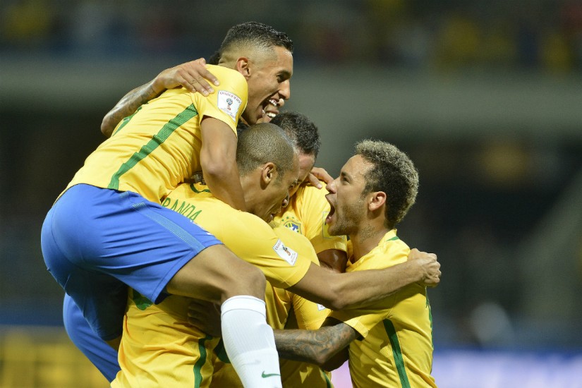 Neymar celebra missão cumprida pela seleção