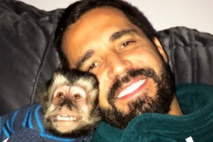 Latino ignora aniversário da filha e homenageia macaco