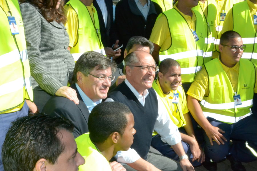 Alckmin entrega viaturas e retoma obras em Marília