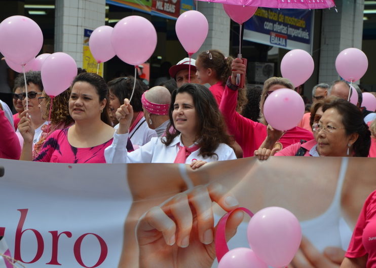 Caminhada Outubro Rosa leva centenas às ruas