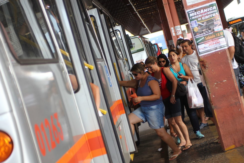 Empresas de ônibus querem aumento na passagem