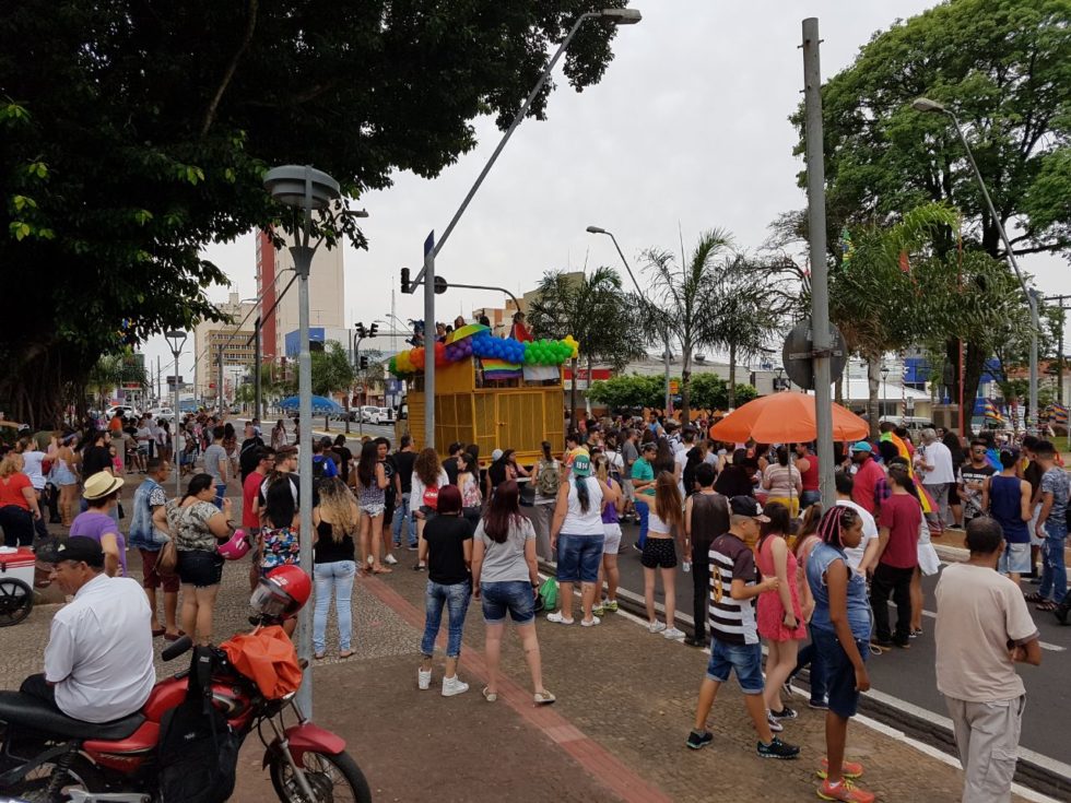 Parada da Diversidade agita Centro de Marília