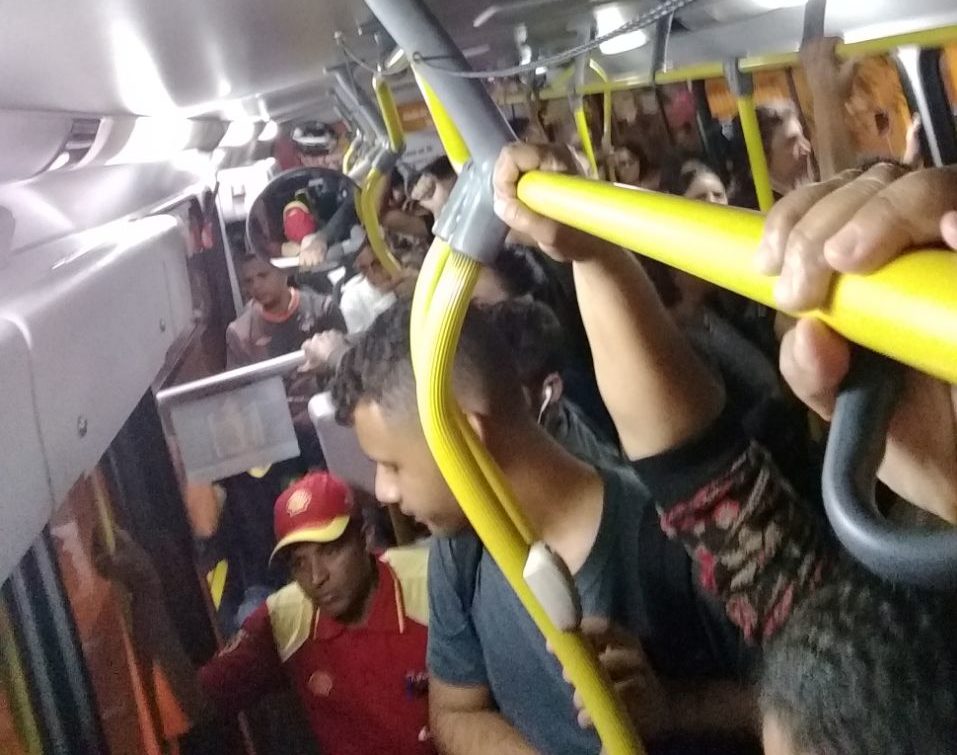 Passageiros reclamam de ônibus abarrotados • Marília Notícia