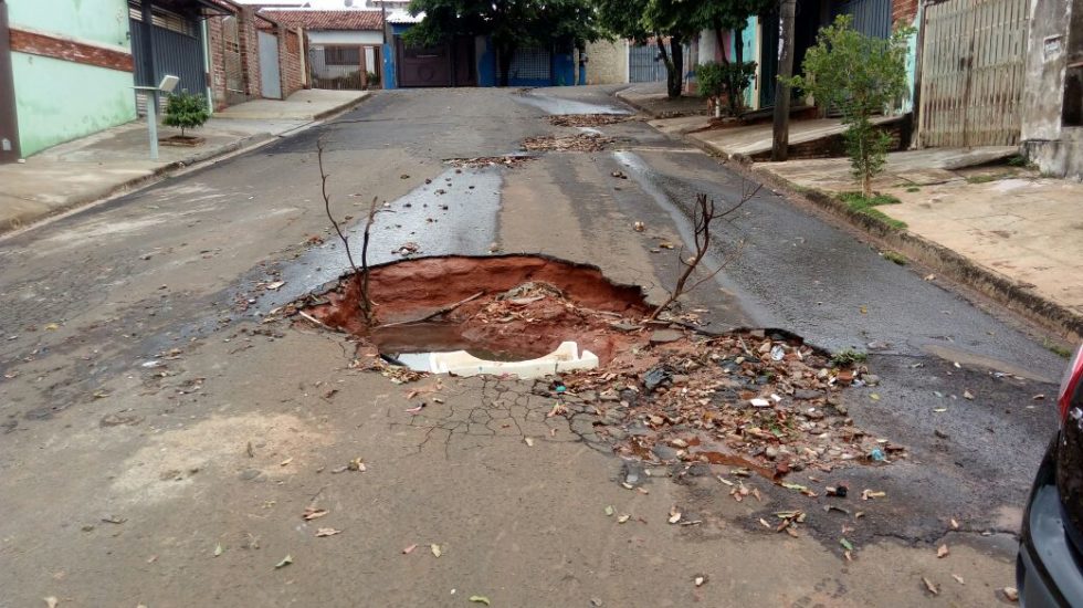 Moradores reclamam de ruas das zonas Norte e Sul