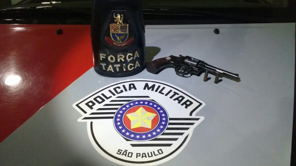 Força Tática flagra homem com arma na zona Sul