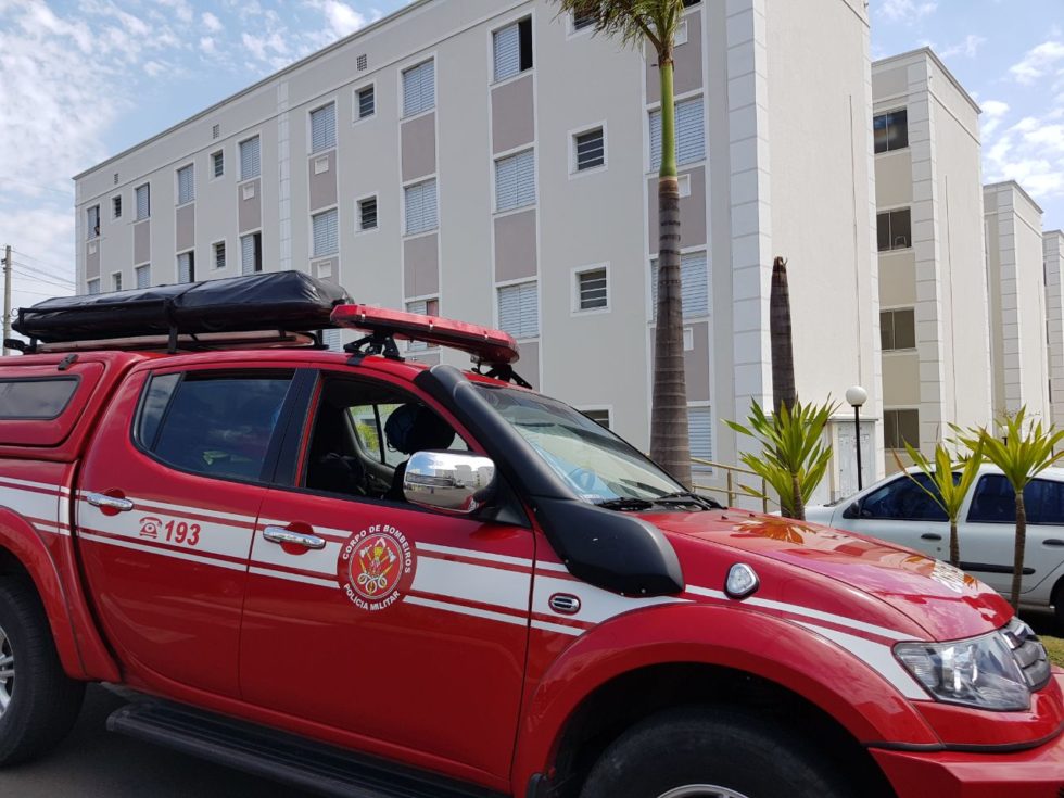 Mulher pula de prédio na zona Oeste