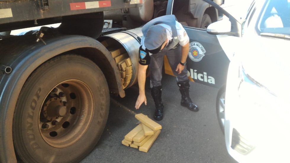 Polícia rodoviária apreende caminhão com maconha