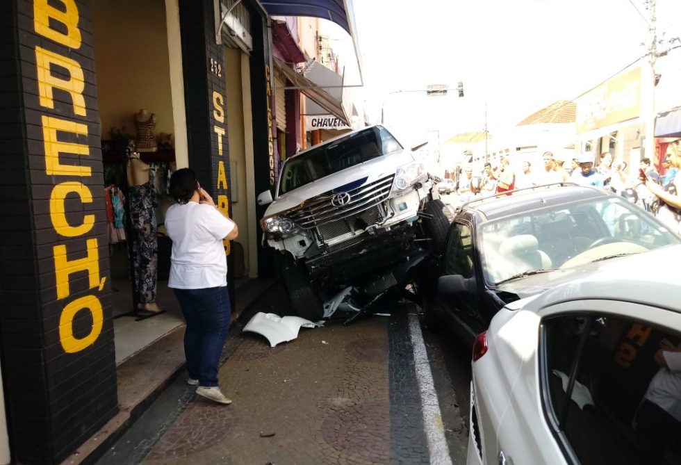 Motorista provoca acidente com vários veículos no Centro