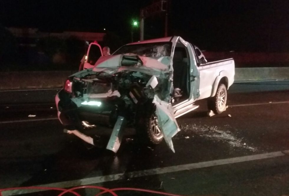 Caminhonete fica destruída em colisão na SP-294