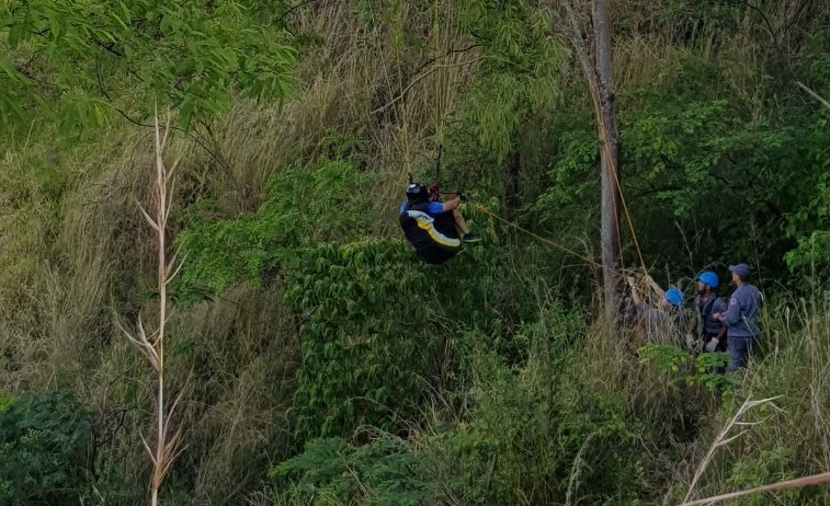 Homem é resgatado após problema com parapente