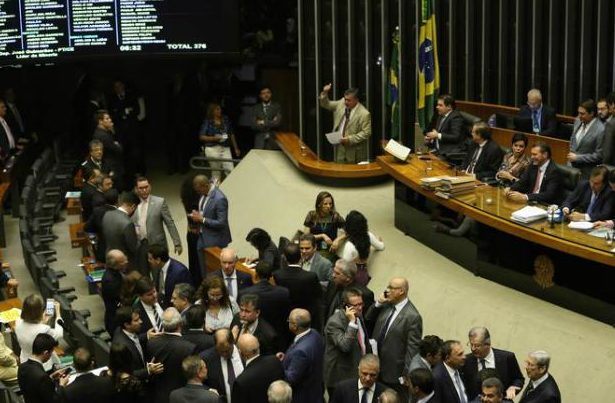 Maioria dos deputados do PSDB vota contra Temer