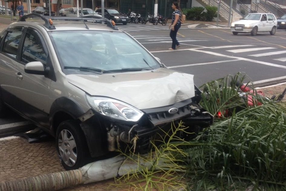 Acidente no Centro deixa vítima e arranca árvore