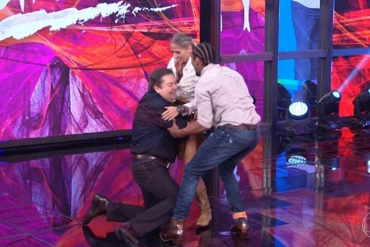 Adriane Galisteu derruba Faustão ao vivo