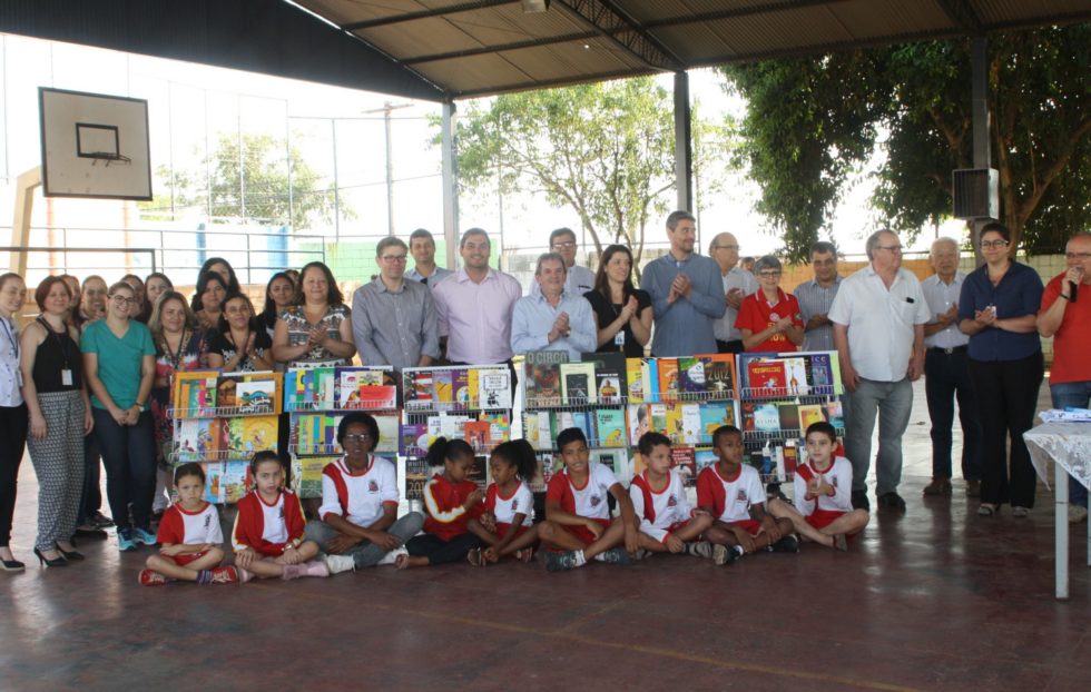 Escola Nelson Gabaldi recebe doação de livros