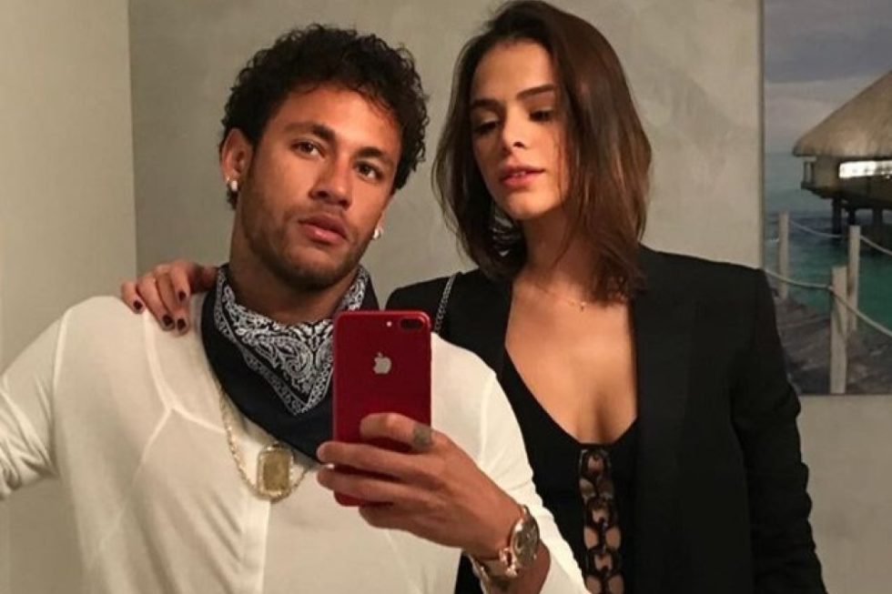 Neymar e Bruna cantam trecho de música romântica