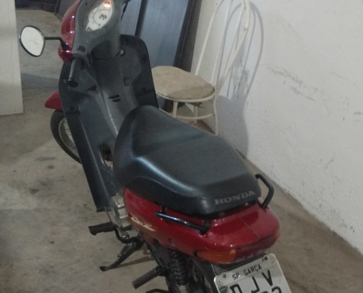 Adolescente é apreendido com moto furtada