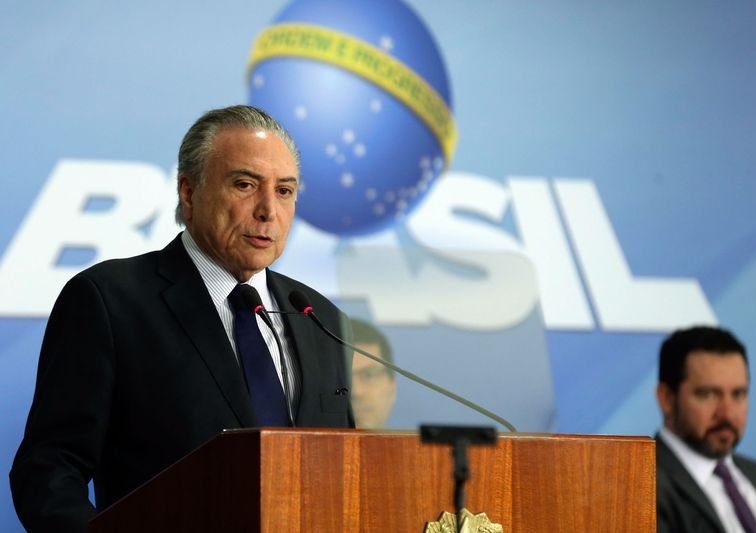 Sob pressão da base, Temer avalia mudar Ministério