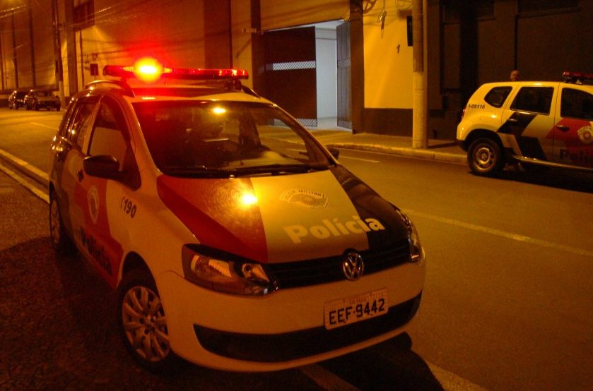 Homem é preso com drogas em barraco na Vila Barros