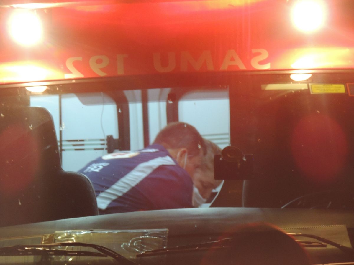 Homem é internado em estado grave no HC com ferimento no peito