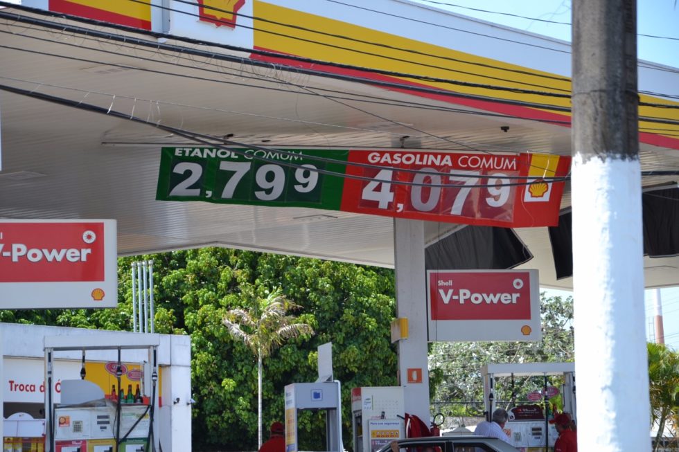 Preço da gasolina passa de R$ 4 por litro em Marília