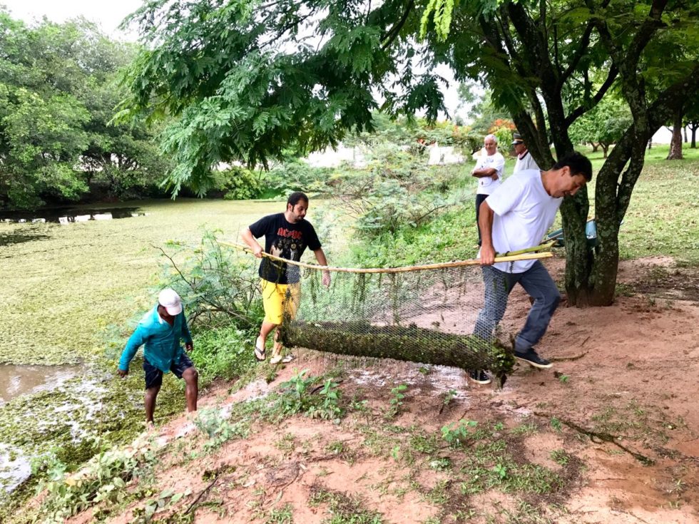 Moradores se mobilizam em limpeza de lago