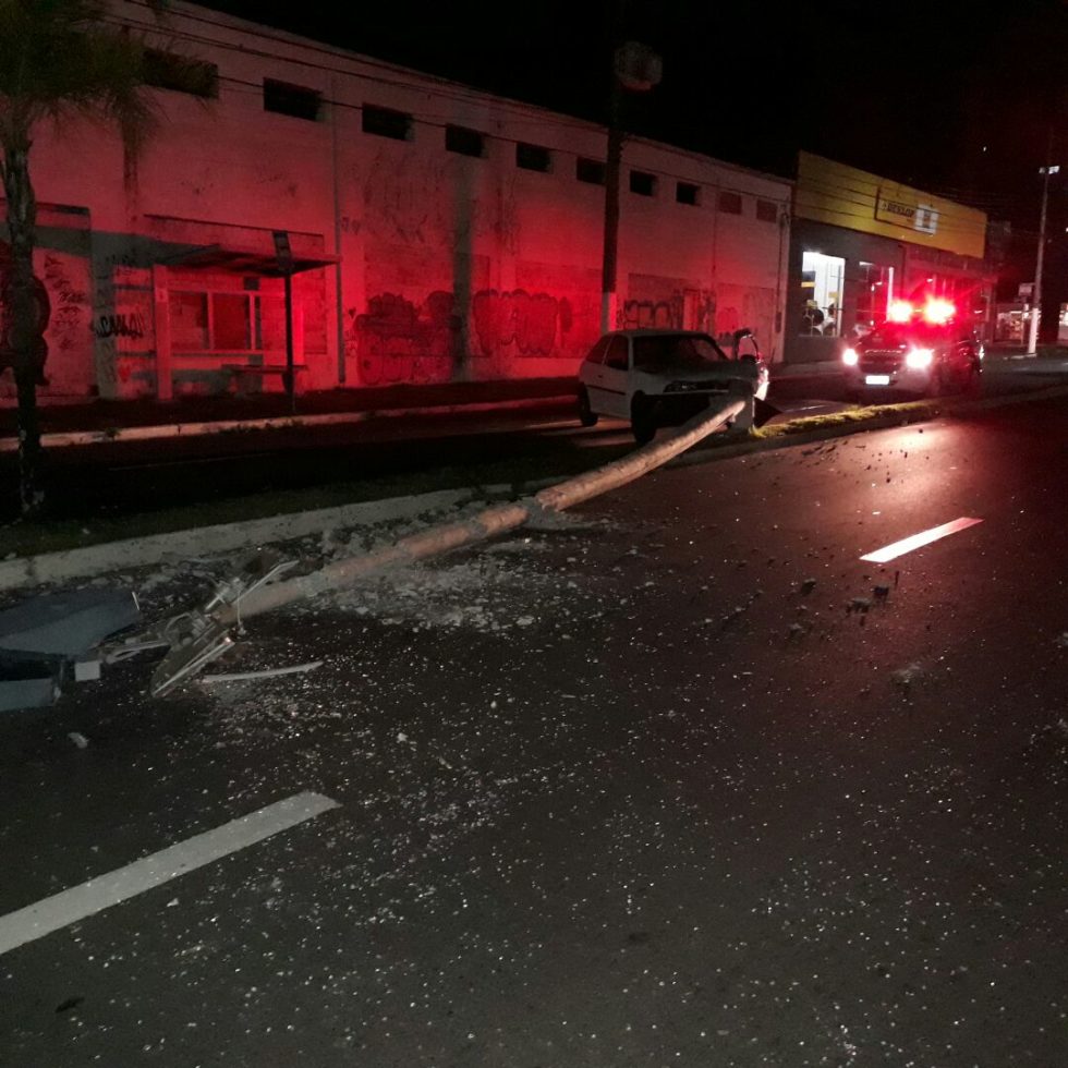 Automóvel derruba poste na Avenida Tiradentes