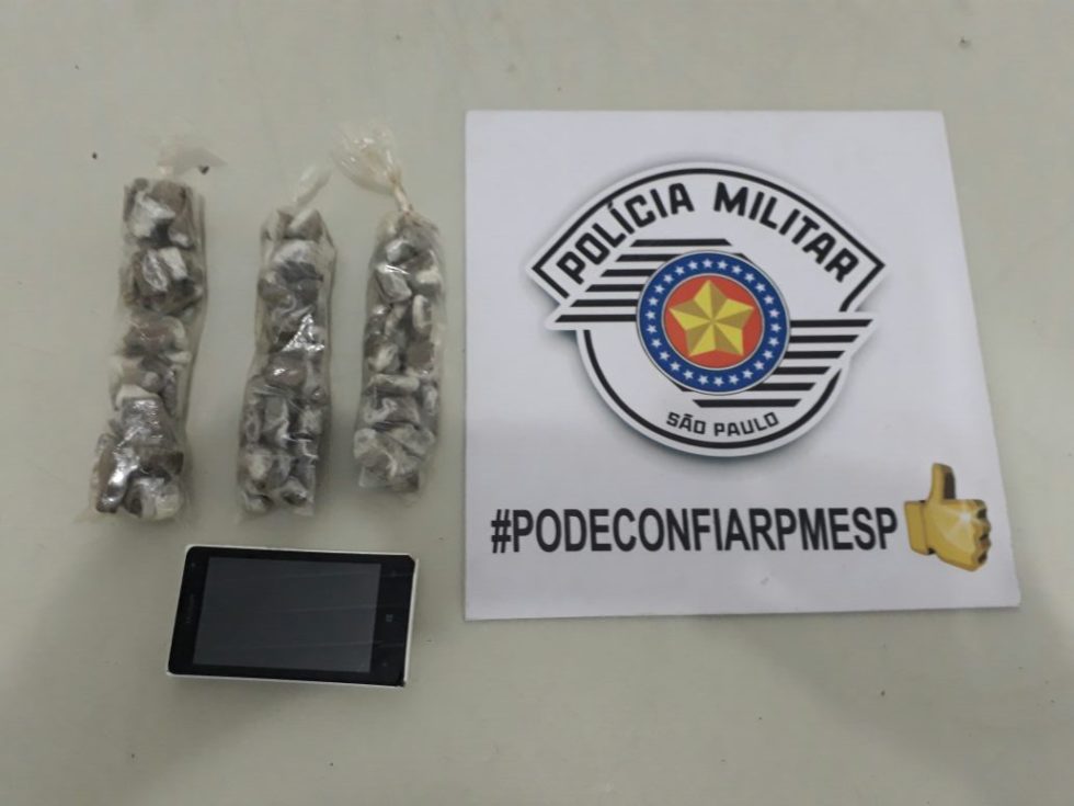 Jovem é preso com 71 porções de maconha