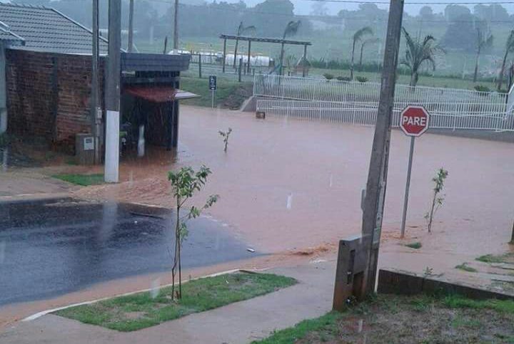 Chuva provoca pontos de alagamento em Marília