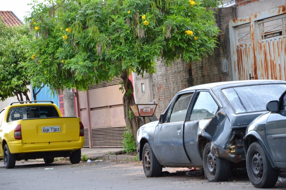 Carros abandonados provocam transtornos