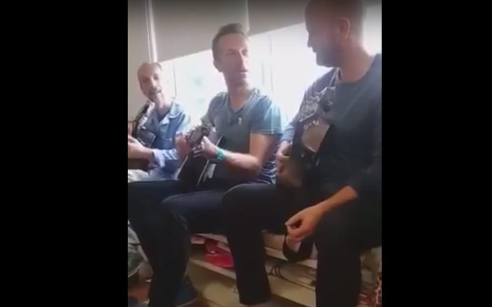 Coldplay canta para crianças de hospital em SP