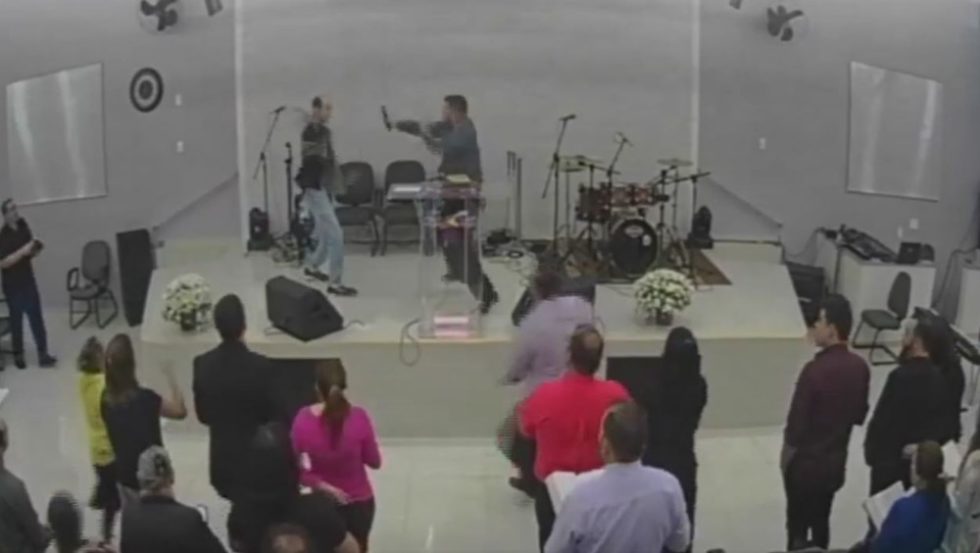 Homem ameaça esfaquear pastor durante culto