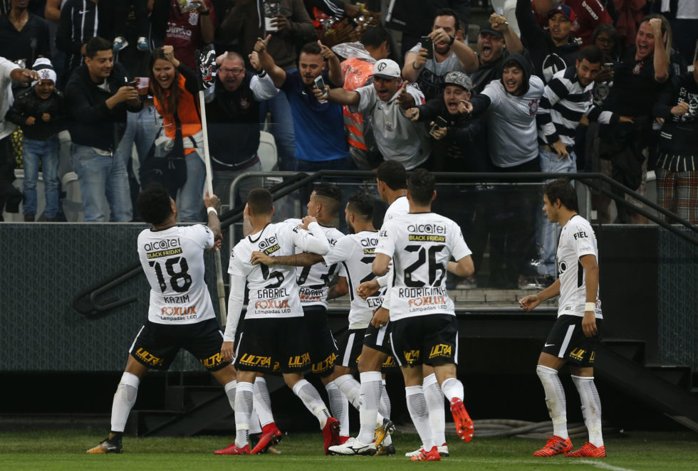 Aos gritos de ‘É campeão’, Corinthians vence o Avaí