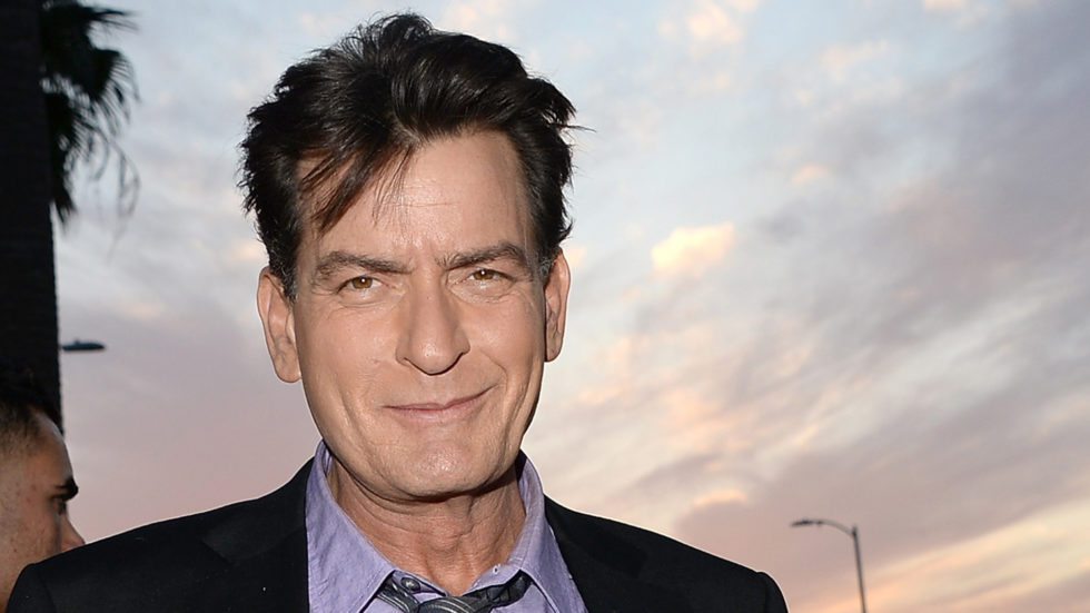 Charlie Sheen é acusado de estuprar ator de 13 anos