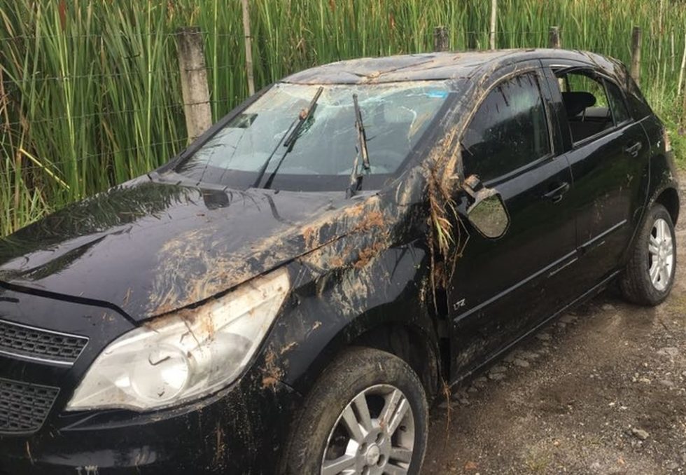 Quatro pessoas morrem após veículo cair em córrego