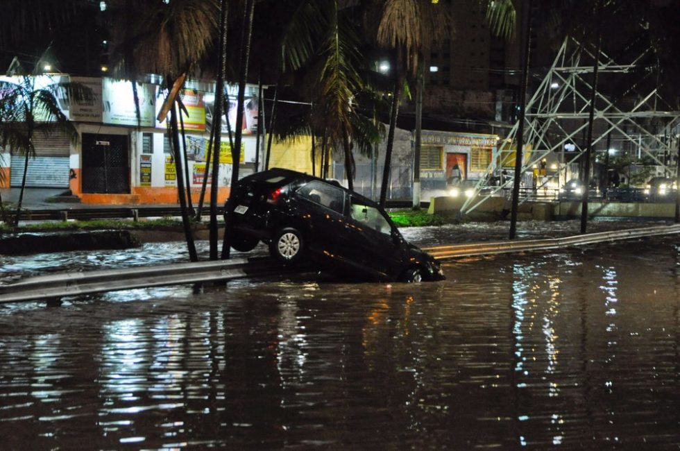 Homem morre ao ajudar vítimas de temporal