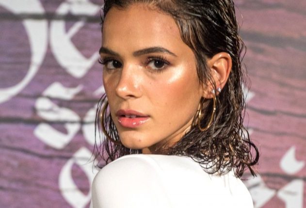 Marquezine posta foto dando ‘sarrada’ e vira piada