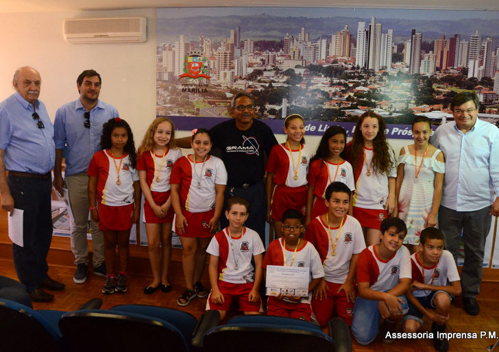 Alunos de Marília recebem medalhas por competição