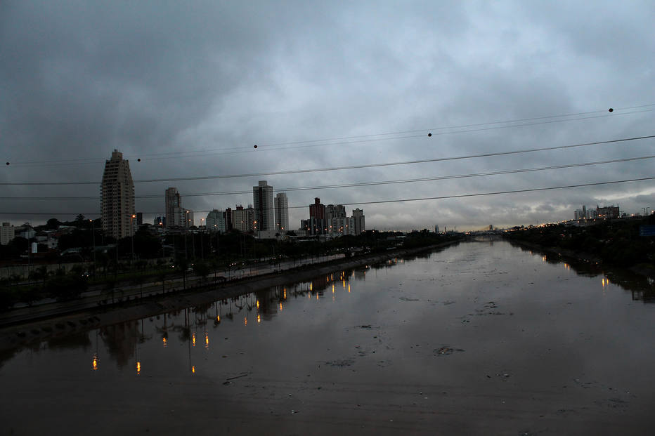 Temporal causa alagamento no interior de SP