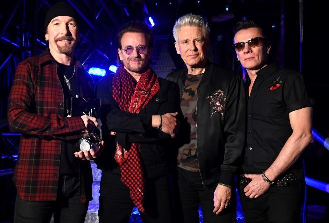 U2 faz show surpresa na rua em Nova York