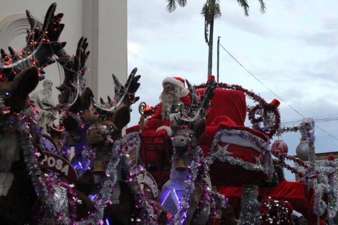 Papai Noel é apedrejado por crianças ao ficar sem bala