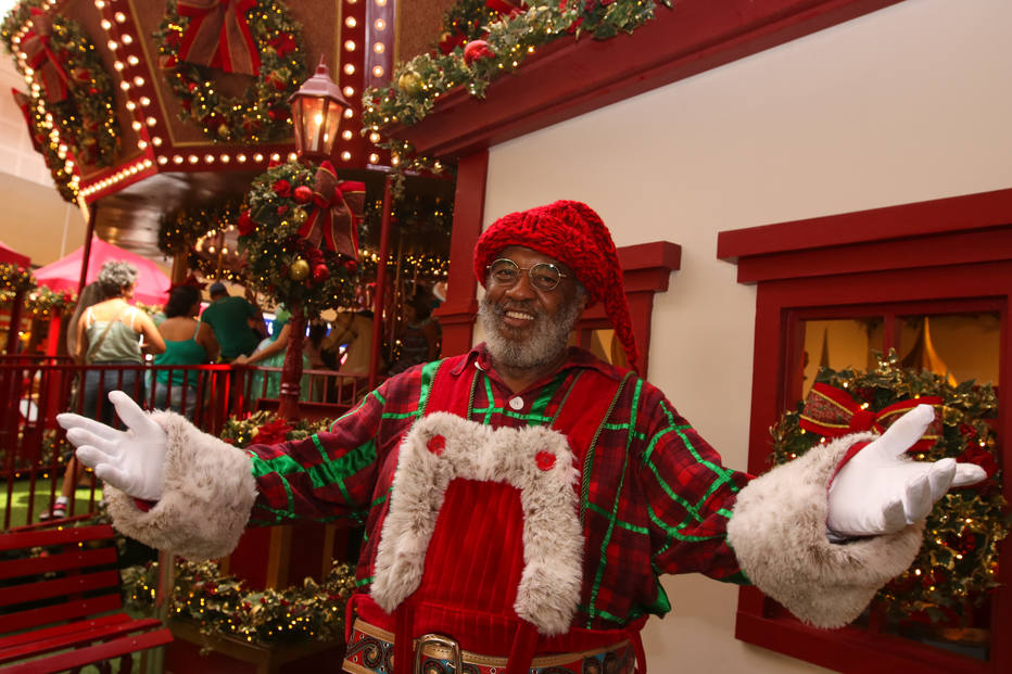 Papai Noel negro faz sucesso em shopping no interior