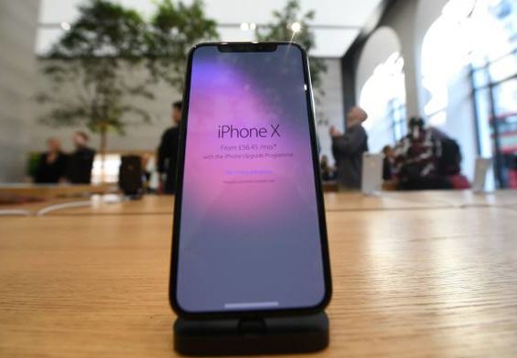 Após filas pelo mundo, iPhone X chega ao Brasil