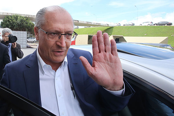 Alckmin assume PSDB e tenta contrapor Lula