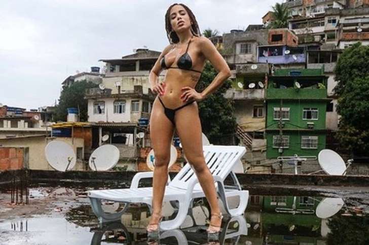 Biquíni de fita adesiva de Anitta já está à venda